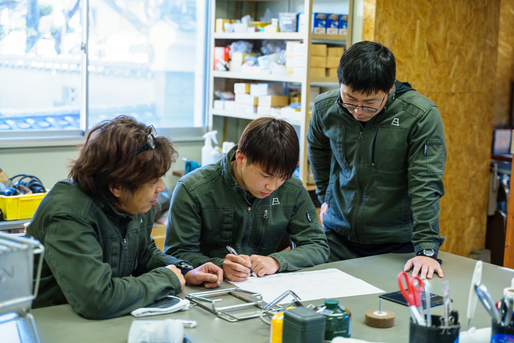 商品化に励む山田さん(左)