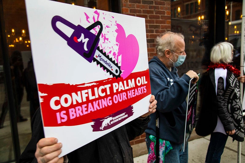 写真：バレンタインデーに合わせて行われたモンデリーズ本社前でのアピール行動、米国シカゴ、2023年2月14日 ©️Juliste G  RAN