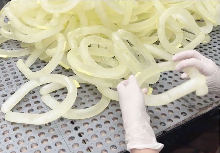 自社工場でのリングの検品風景