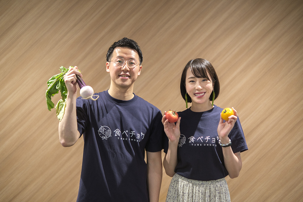 【写真右から(敬称略)】ビビッドガーデン　代表取締役社長　秋元里奈、三菱UFJキャピタル 担当キャピタリスト 清水悠太