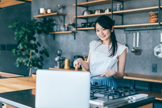 オンライン料理教室を受講する女性