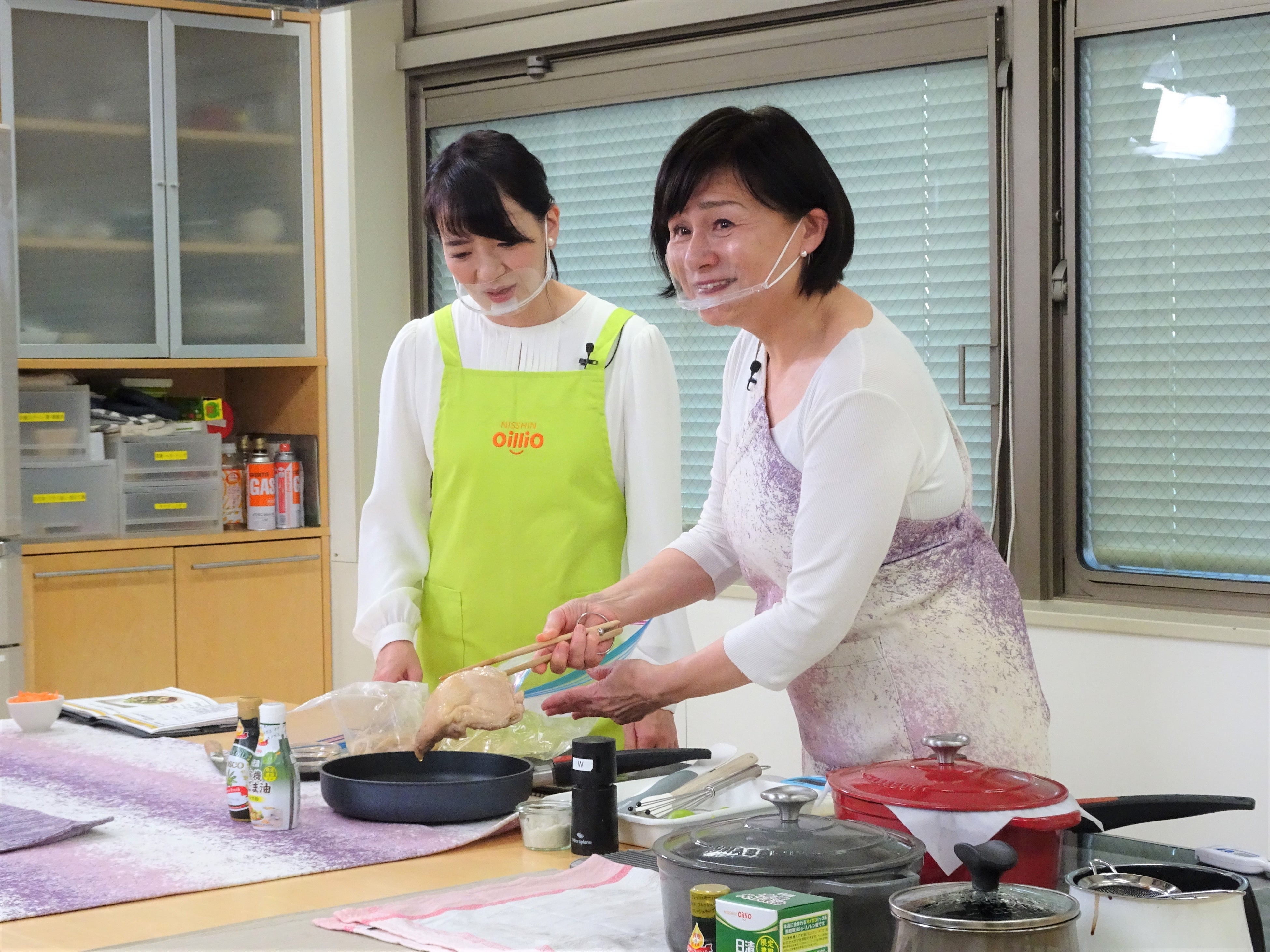 料理講習を行う若林先生（右）