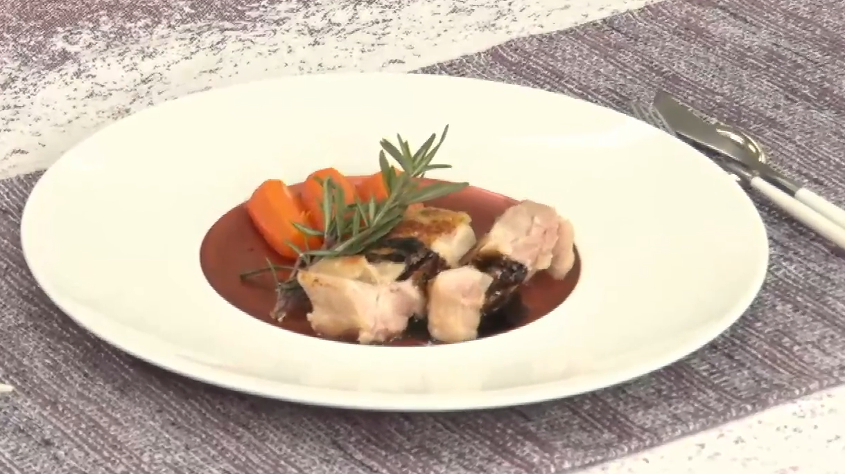 「にんじんのグラッセ」を添えた「鶏もも肉のオリーブオイルマリネ低温仕上げロースト」