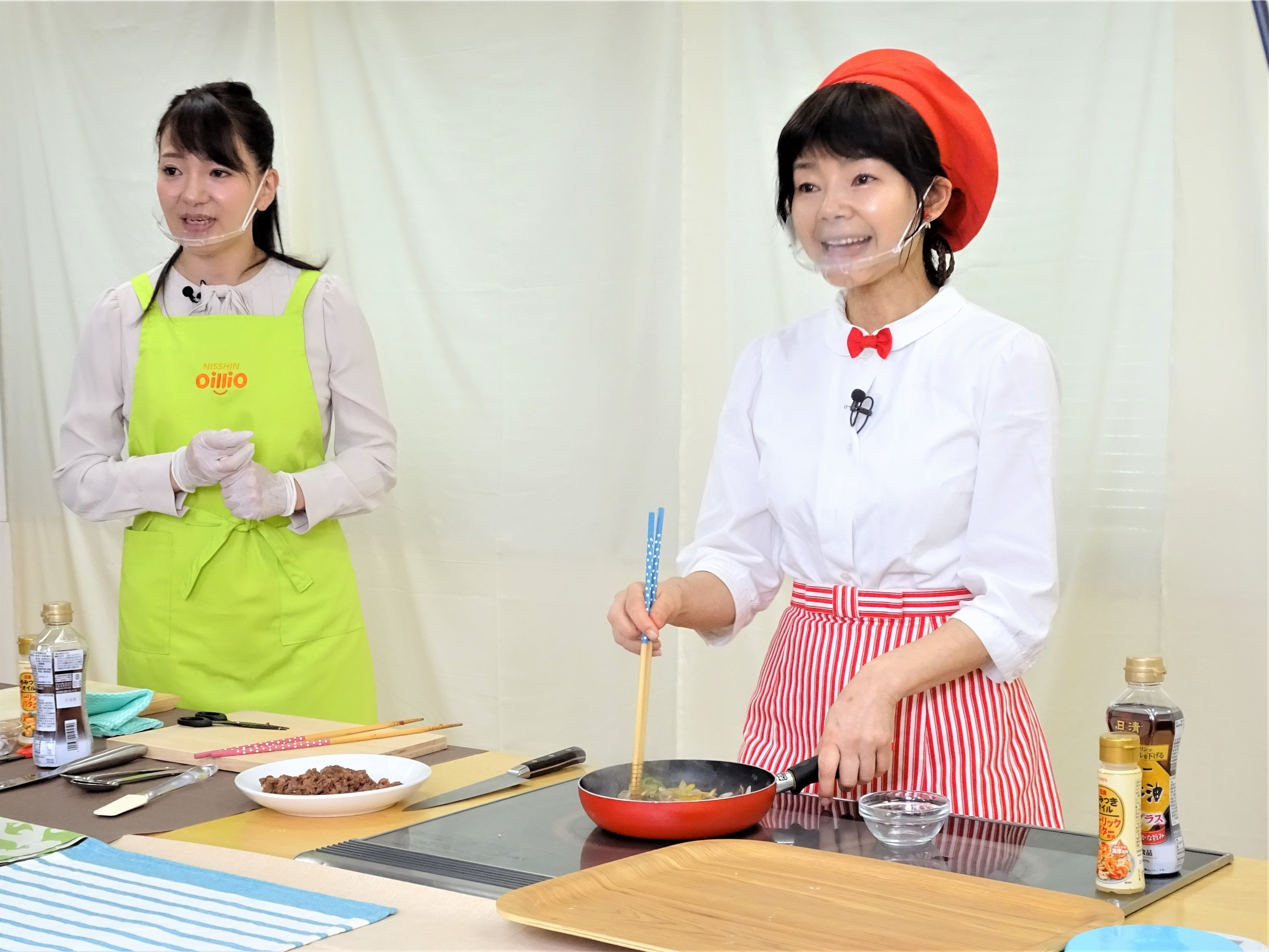 右）　料理講習を行う中西先生