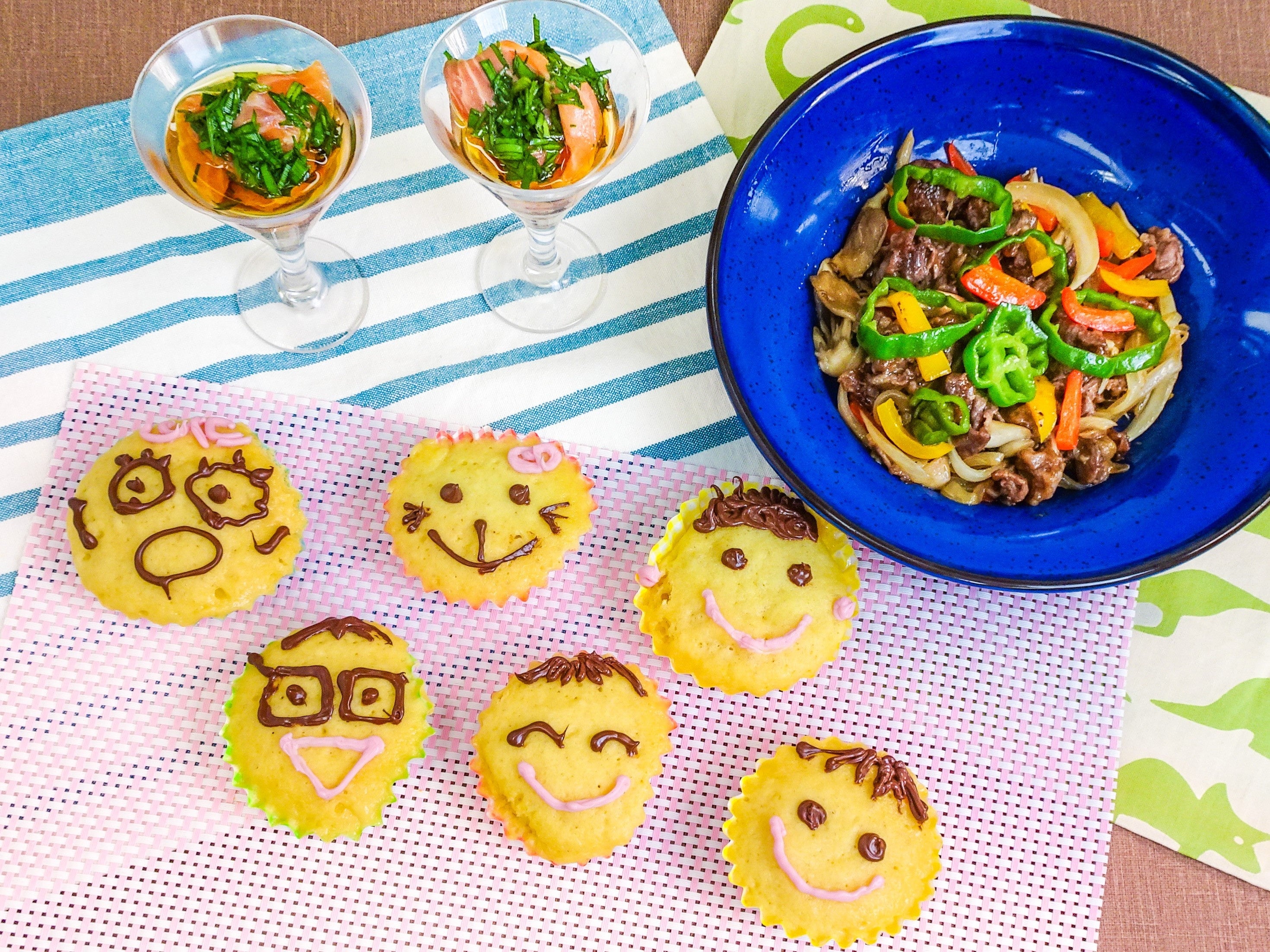 左上) ちからをつけよう！セサミンサーモン　 右上)　元気がでるよ！夏やさいソテー 中央)　だれのかおかな？おえかきむしケーキ