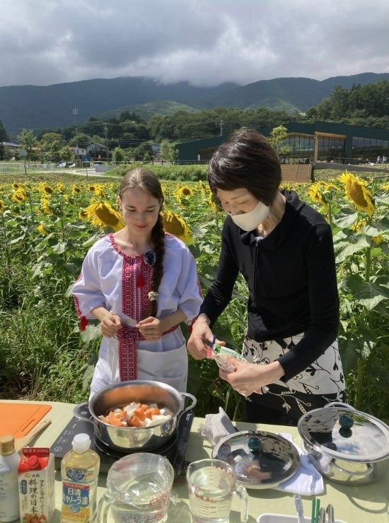 浜内先生に教えてもらいながら留学生のマリナさんが料理づくりに挑戦