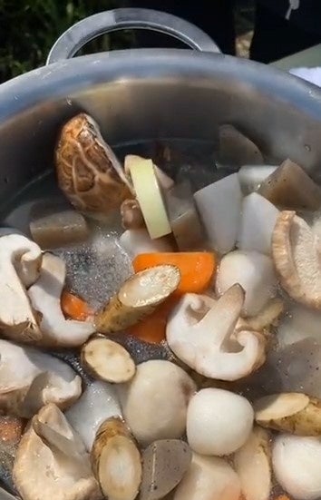 トマトけんちん汁は野菜も皮ごと使い、素材のうまみを引き出します