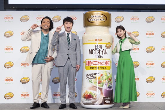 右から小芝風花さん、見取り図のリリーさん、盛山晋太郎さん