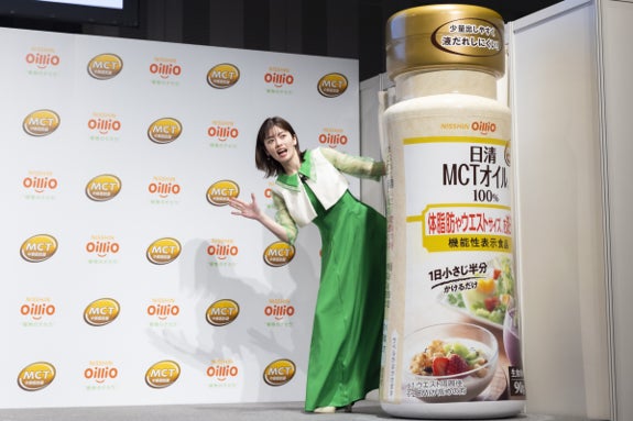 「日清MCTオイル」のボトルから登場する小芝さん