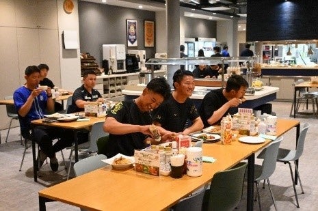 日清ＭＣＴドレッシングソースを使う選手やスタッフ