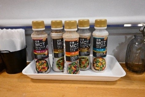 食堂に設置されている日清ＭＣＴドレッシングソース