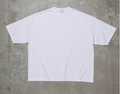 ドロップショルダーでボックスシルエット、やや短めな着丈のビッグシルエットTシャツ。9,900円（税込）
