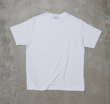 浅めのネックライン、リラックスしたストレートシルエットが特徴的なコットニーTシャツ。8,580円（税込）