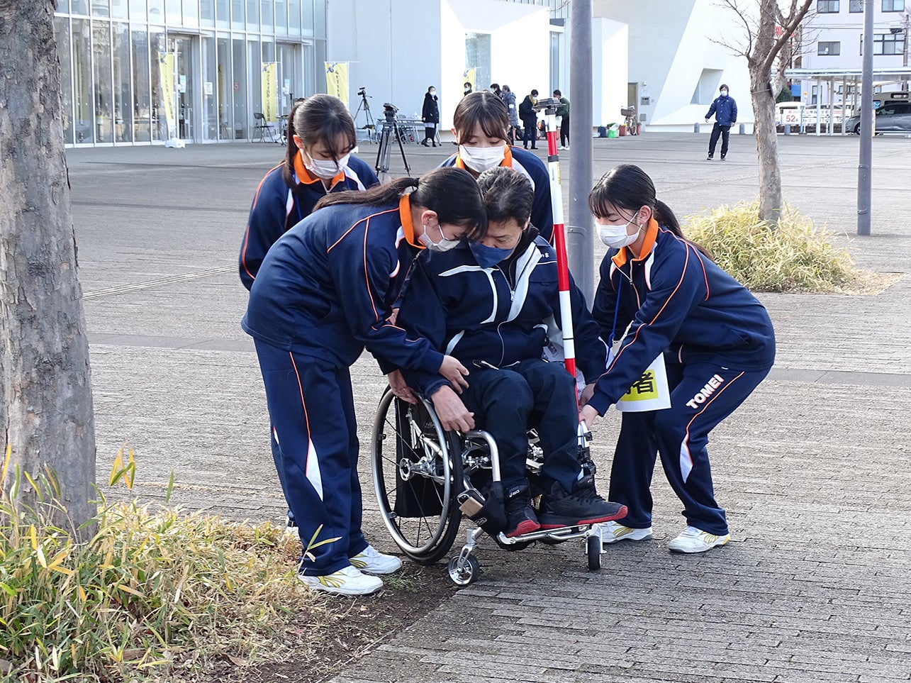 B-SOSシステムでSOSを受信した介助役の看護学生により救出される様子