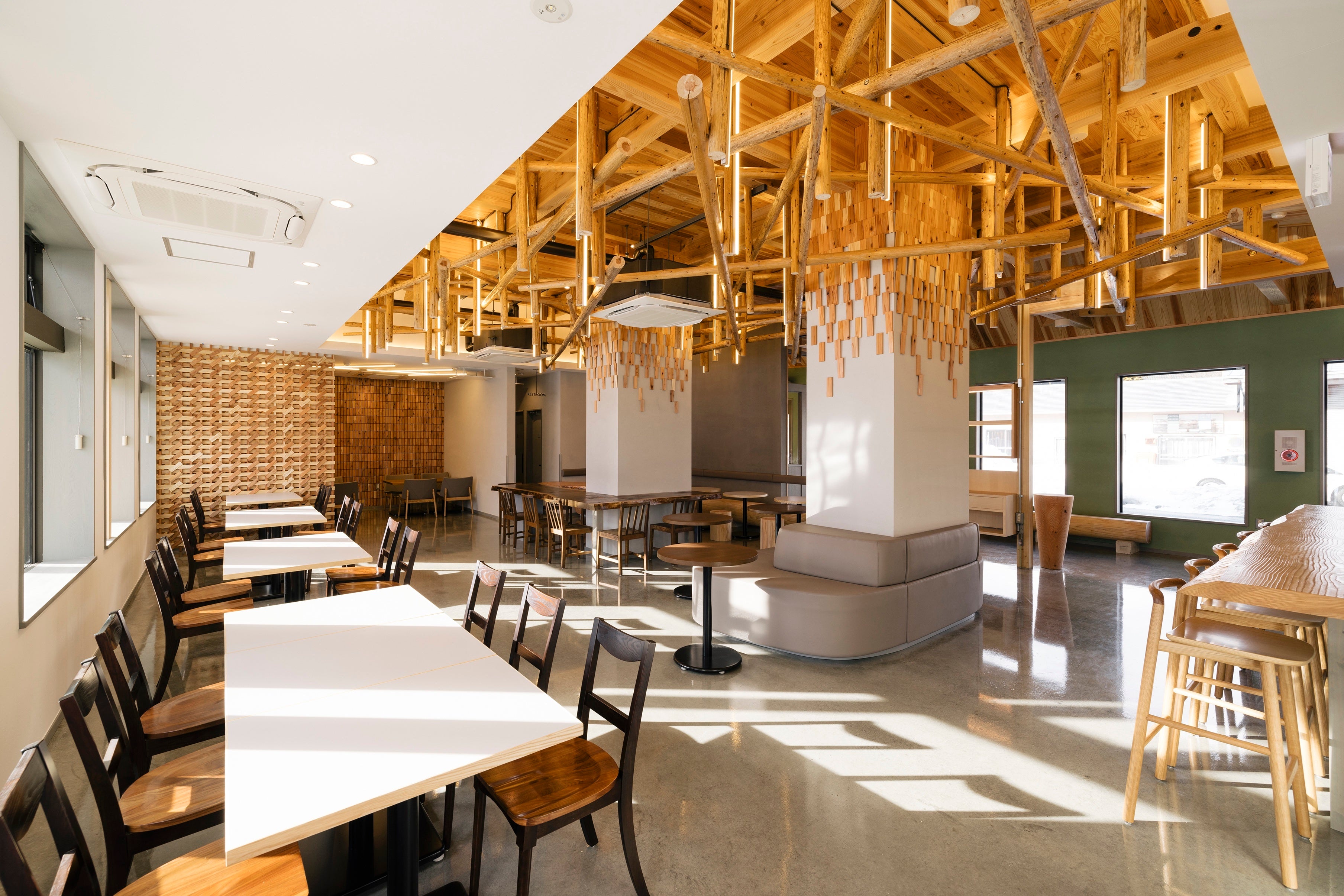 様々な木材を使用した内装。