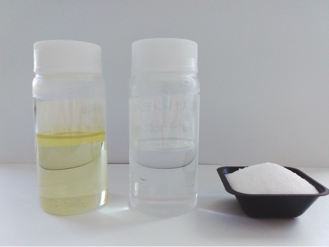 図3　小型実証機を用いてケミカルリサイクルした再生ポリスチレン （左：分解オイル／中：回収スチレンモノマー／右：再生ポリスチレン）