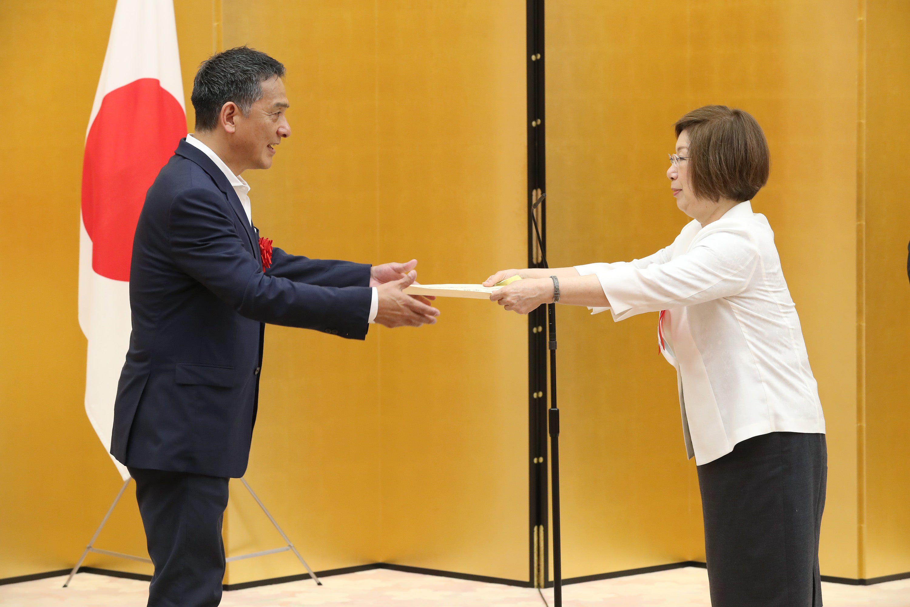 写真左より、吉野、永岡桂子文部科学大臣（写真提供：日刊工業新聞社）