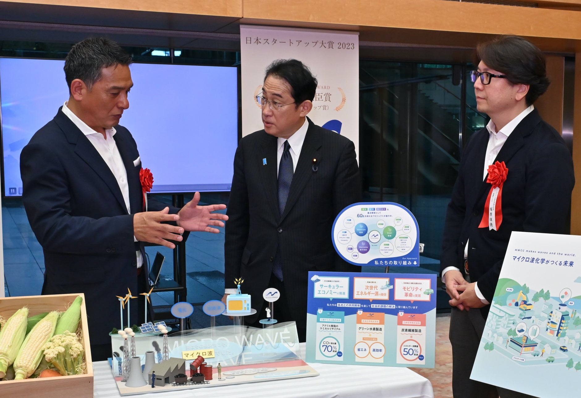 岸田総理に説明する吉野とCSO塚原（写真提供：日刊工業新聞社）