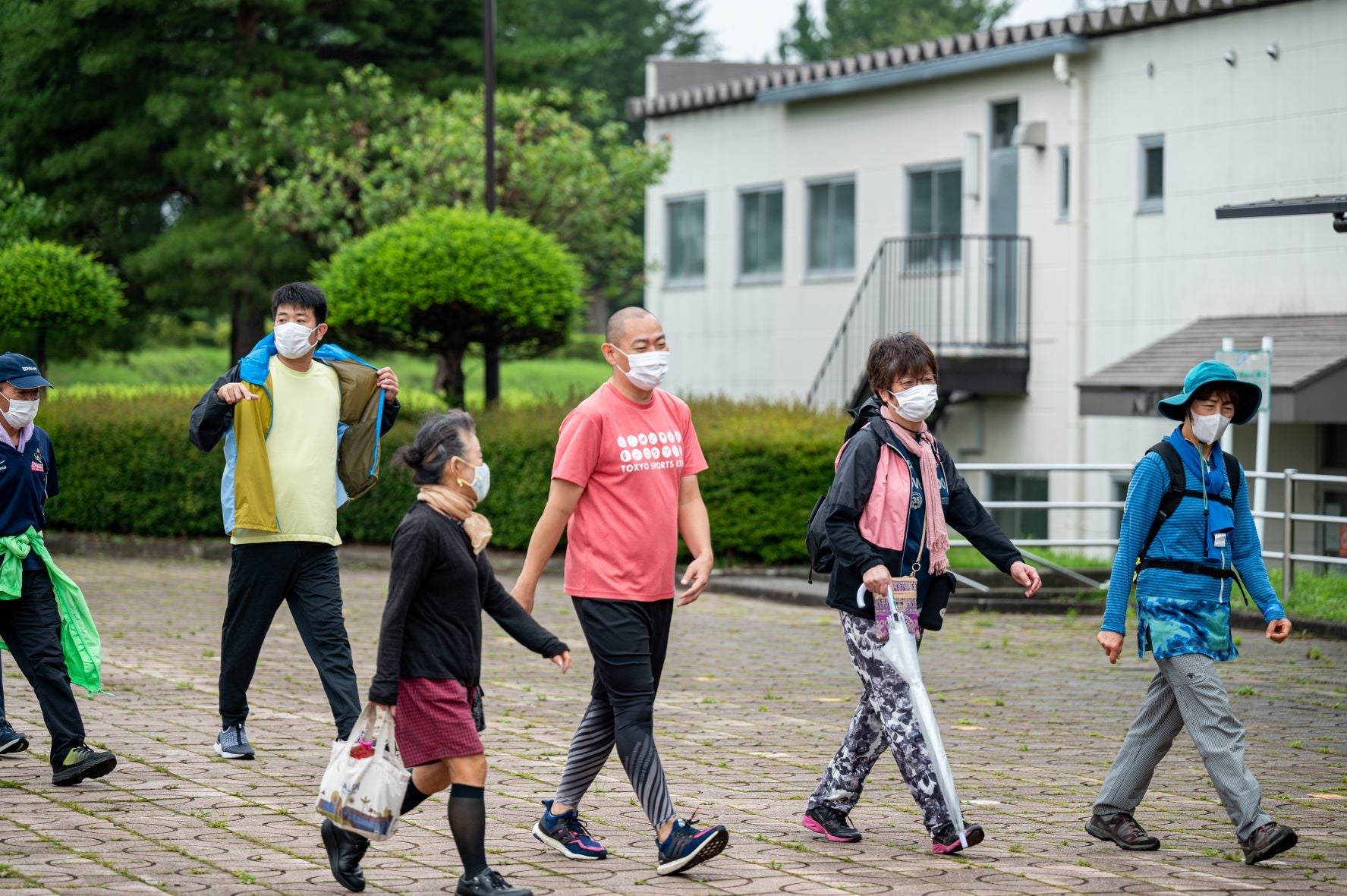 ＜レギュラーのお二人がウォーキングに参加する様子＞