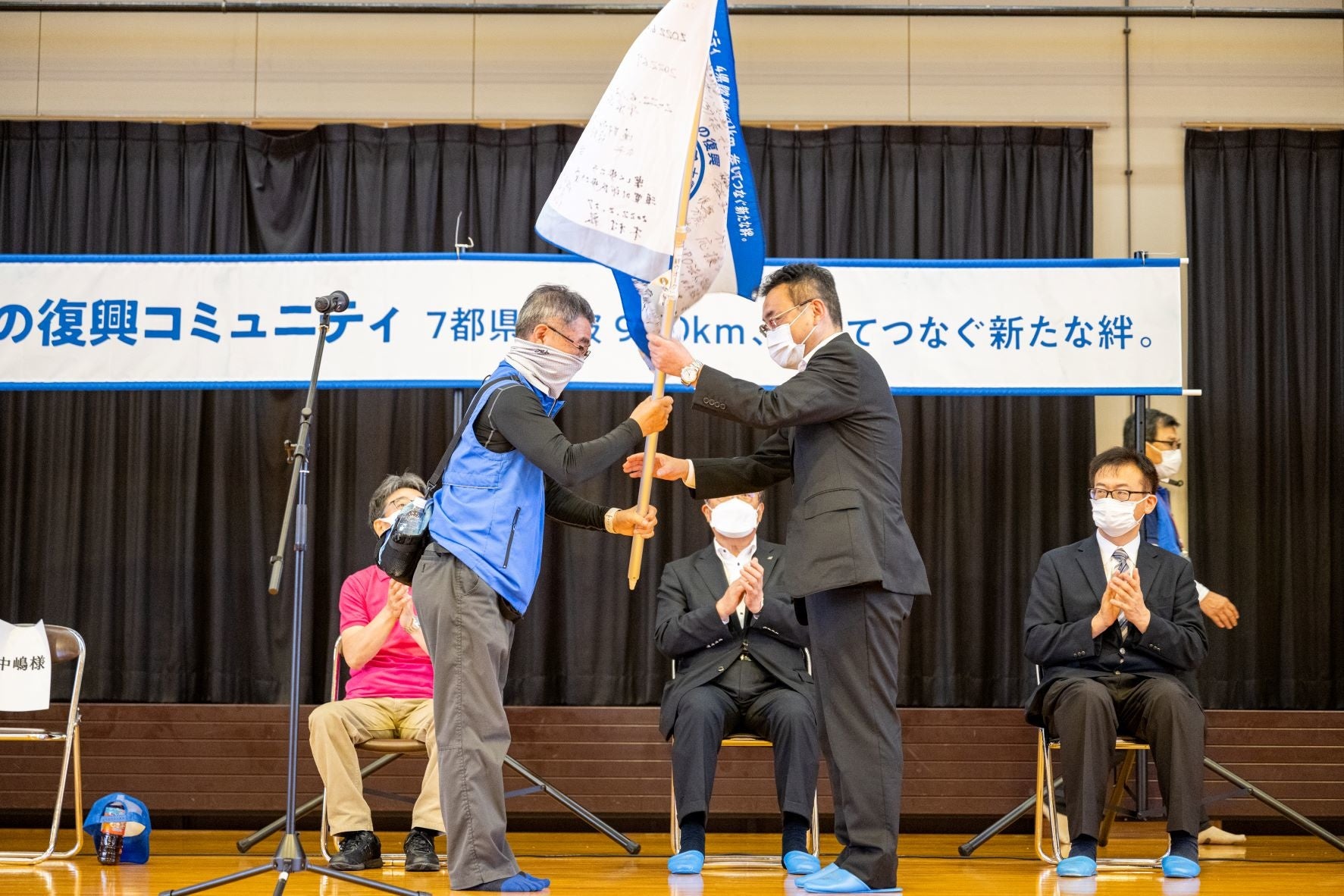 <シンボルフラッグの受け渡し>