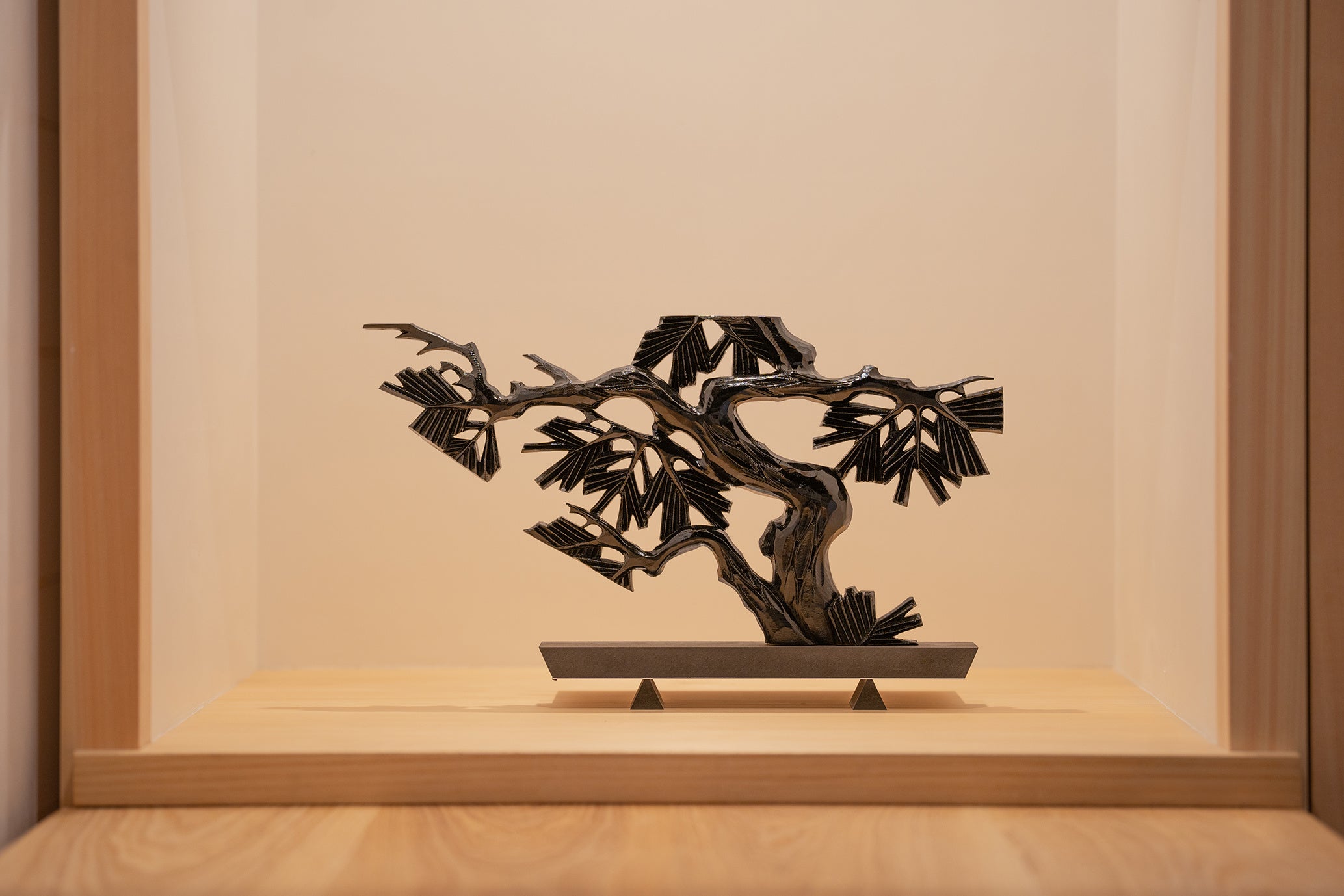 写真15：客建物で使用されていた欄間を使用したアート「Ranmatsu」