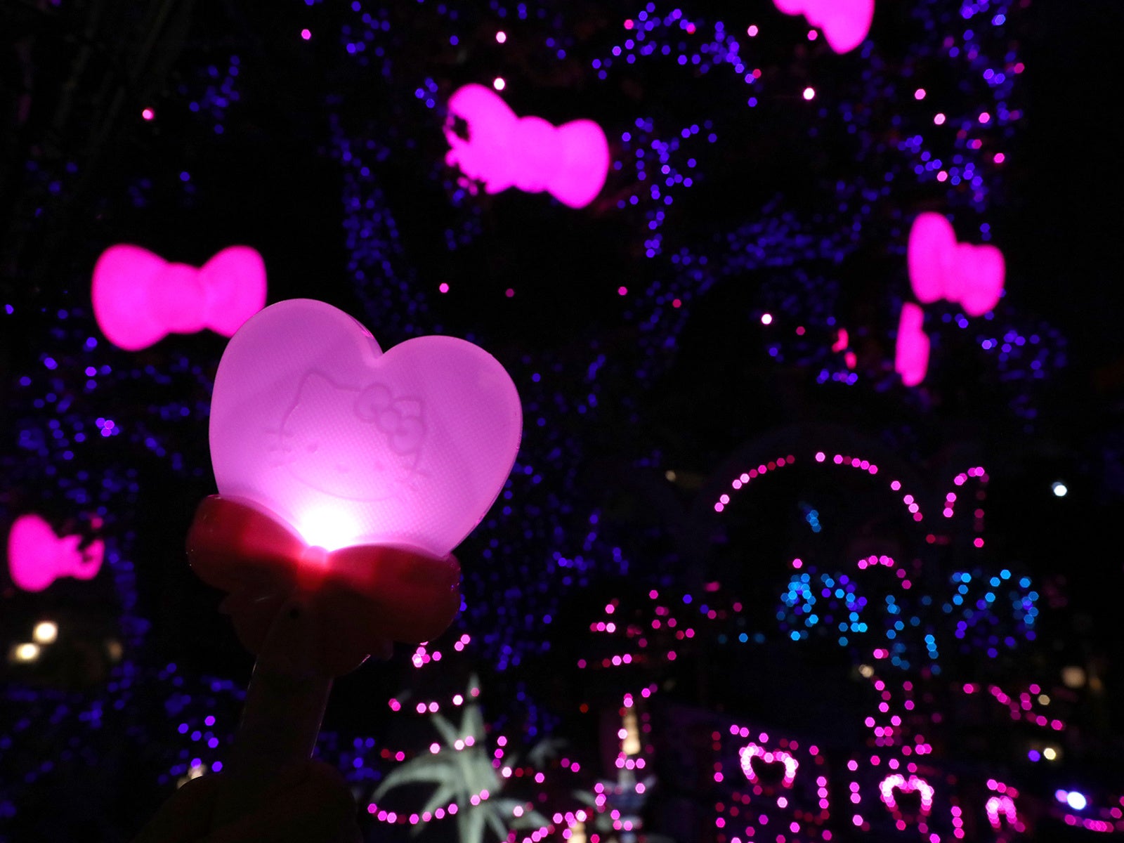 ハローキティが歌うピューロ学園の校歌が流れる新作イルミネーションショー