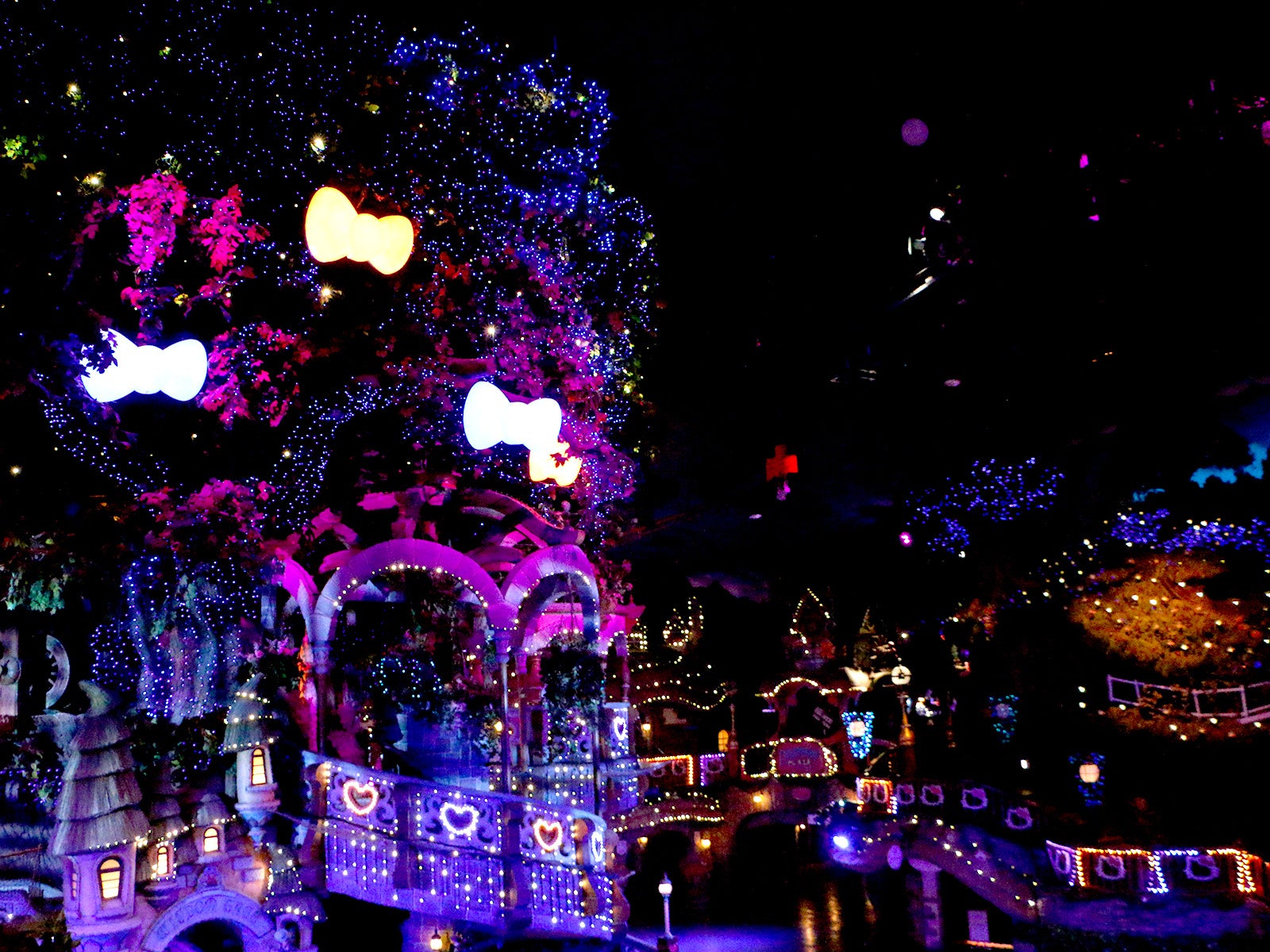 オレンジと紫で彩られるイルミネーションショー