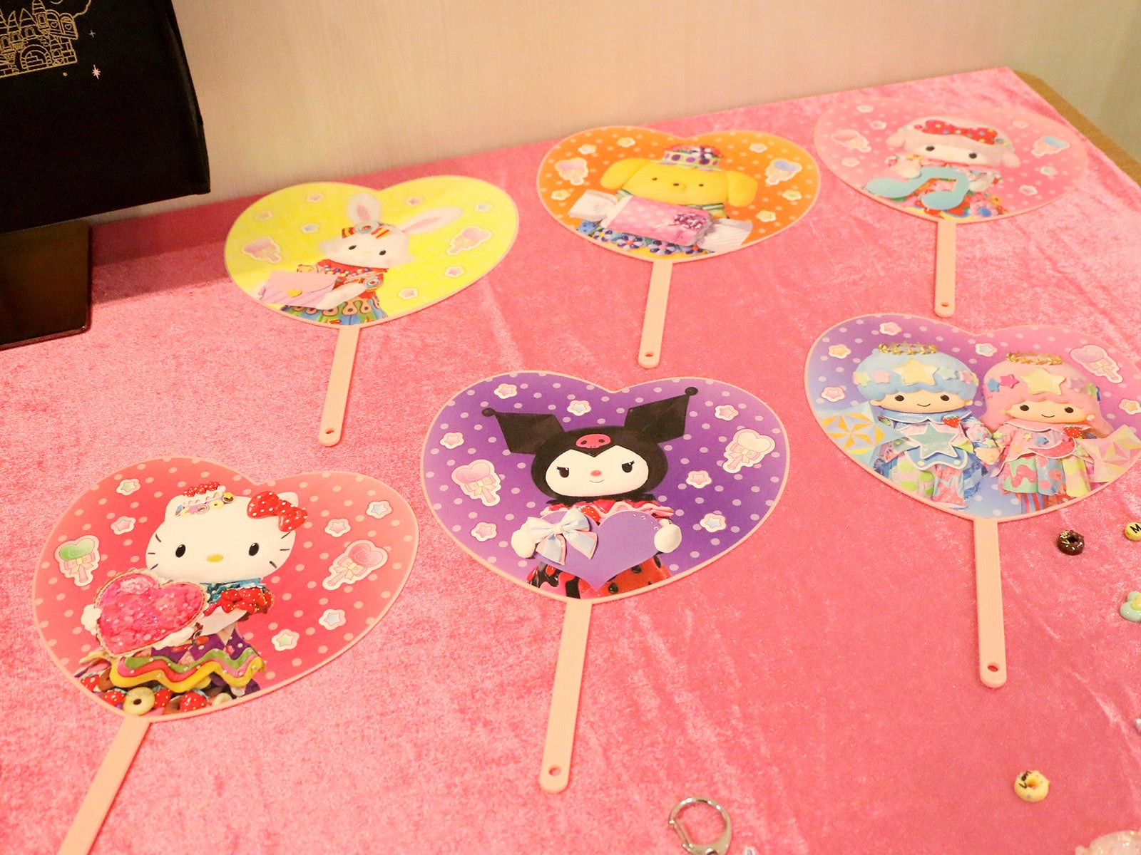 キャラクターごとの応援うちわなどパレードをより盛り上げるアイテムも