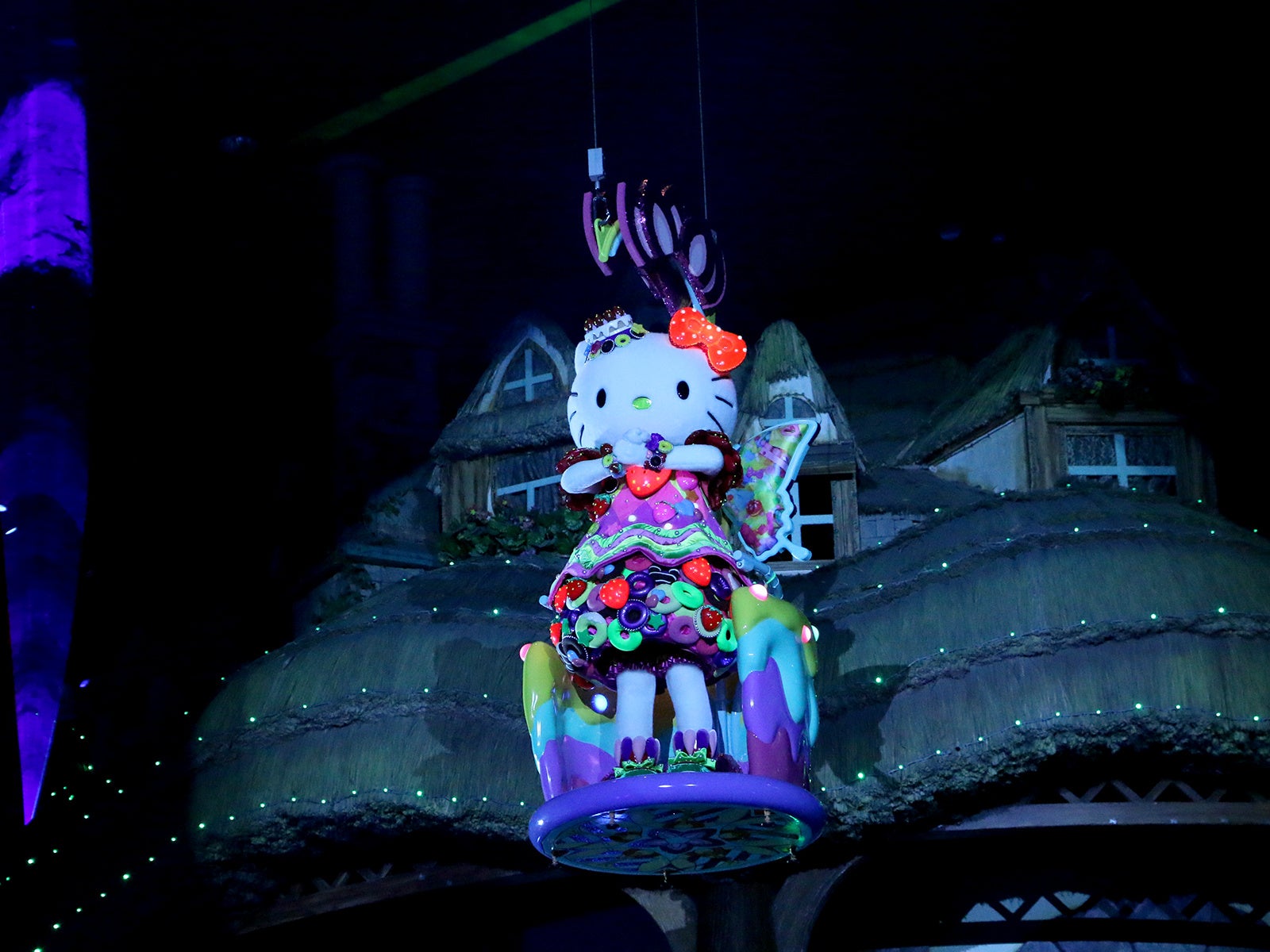 ハローキティとディアダニエルはゴンドラで空中から登場