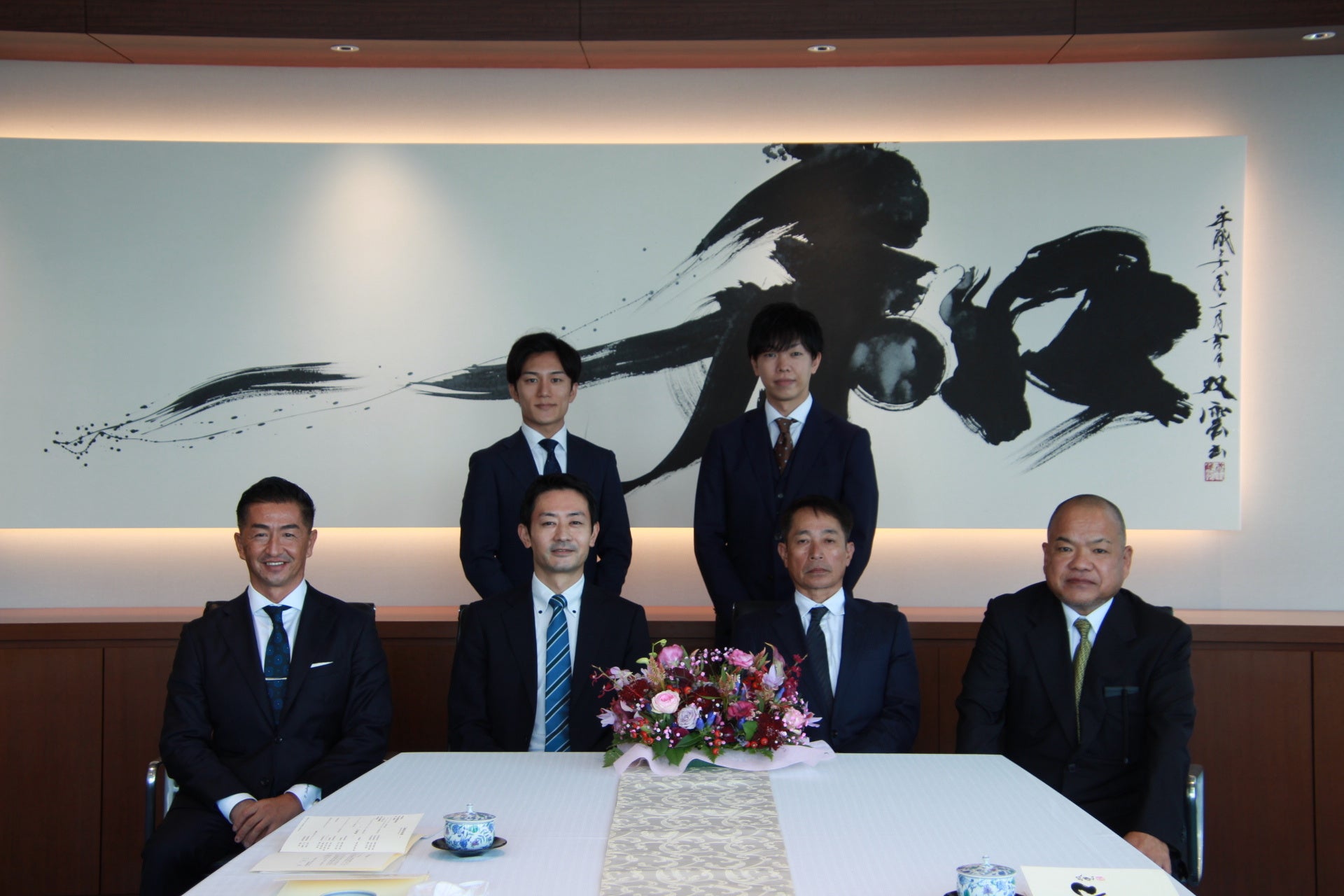 (写真前列右から)ツクバメンテナンス 代表取締役 外山信行、ツクバメンテナンス 前代表取締役 高野康男、マラトンキャピタル 代表取締役 小野俊法、SPJ代表取締役 横山透(写真後列右から)マラトンキャピタル 取締役 和田耕太郎、マラトンキャピタル 佐藤宏樹