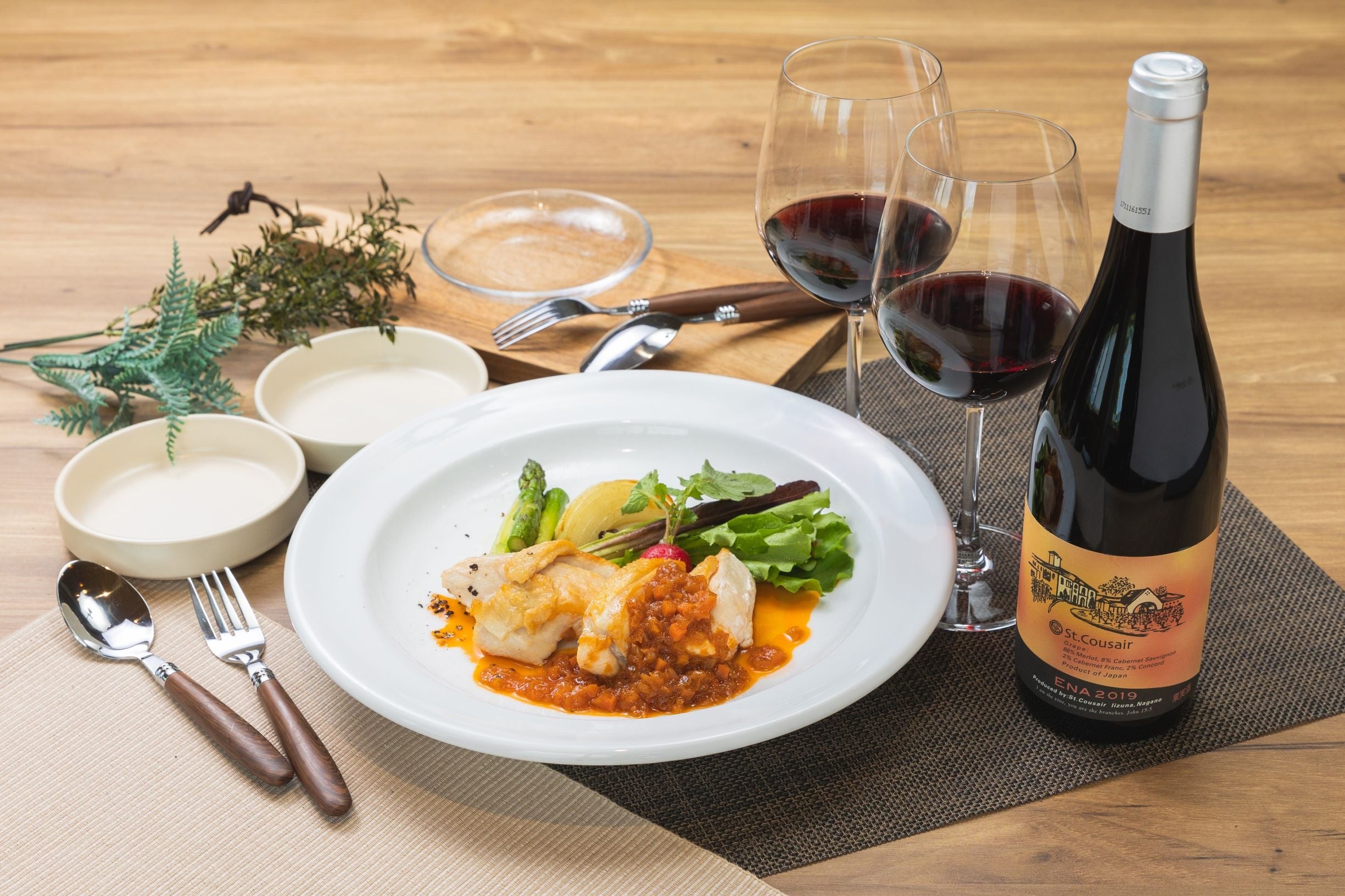 ▲「JALのCAおすすめ ワインとおつまみのセット」赤ワイン（エナ ２０２０）、毎日食べる野菜ソース