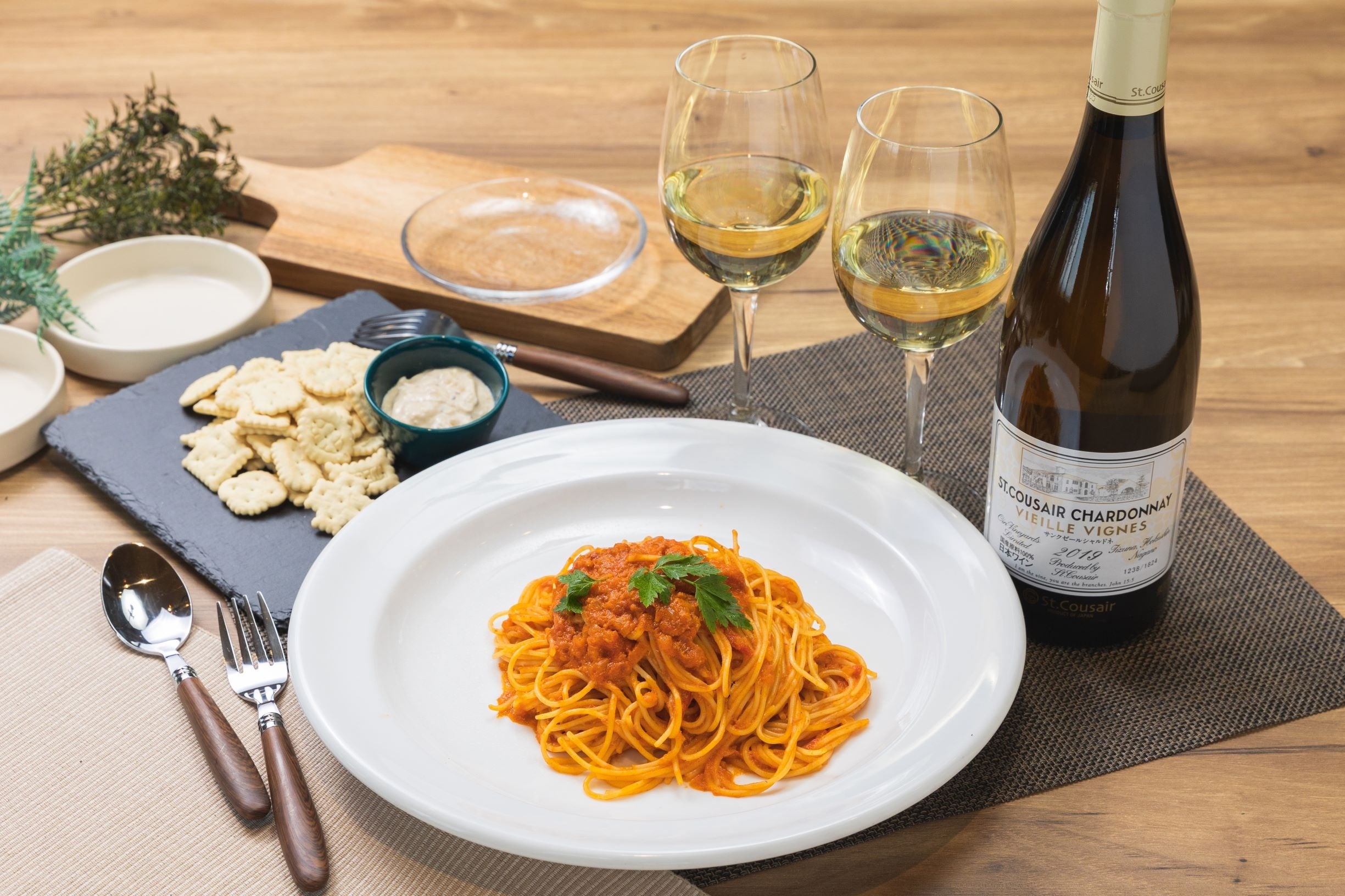 ▲「JALのCAが選ぶ 華やかパーティーセット」白ワイン（シャルドネ）、蟹トマトクリーム、トリュフチーズクリーム、クラッカー