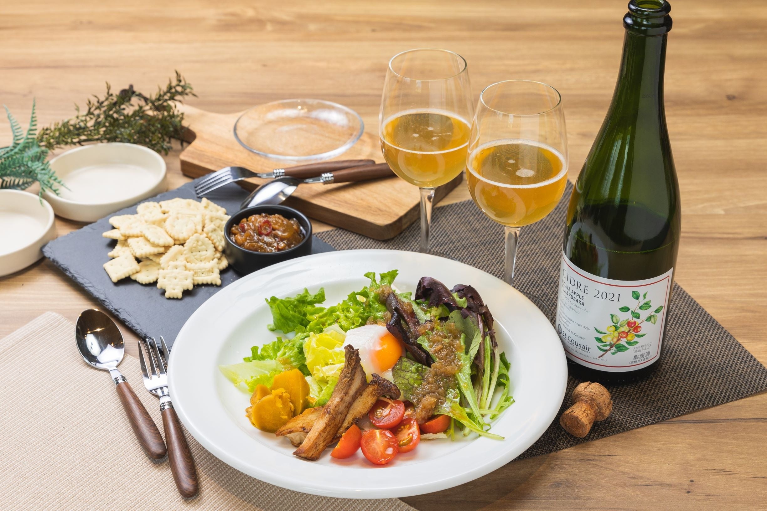 ▲「JALのCAが選ぶ 女子会おすすめセット」シードル、ドレッシング、アヒージョ、クラッカー