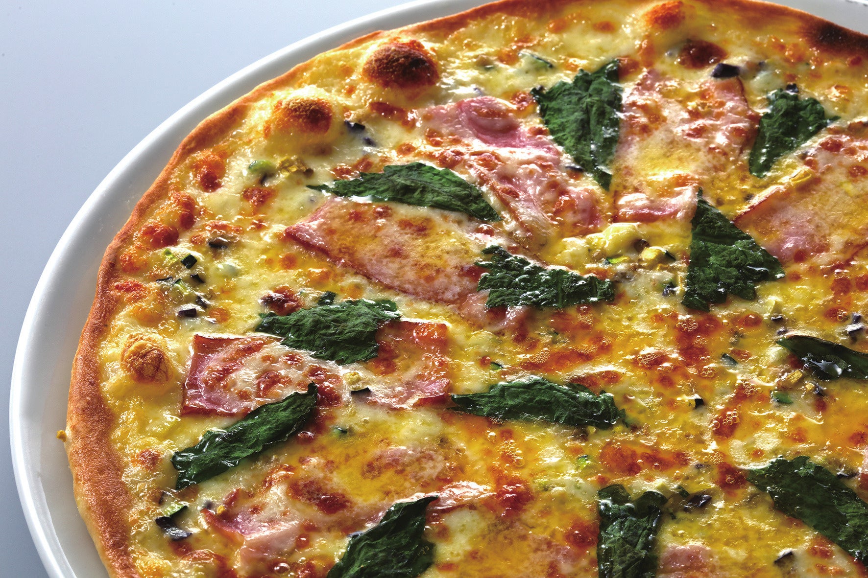 やたら、醤油、バター、チーズの組み合わせが絶妙トッピングのシソの香りもさわやかで好評。「やたらバター醤油ピザ」