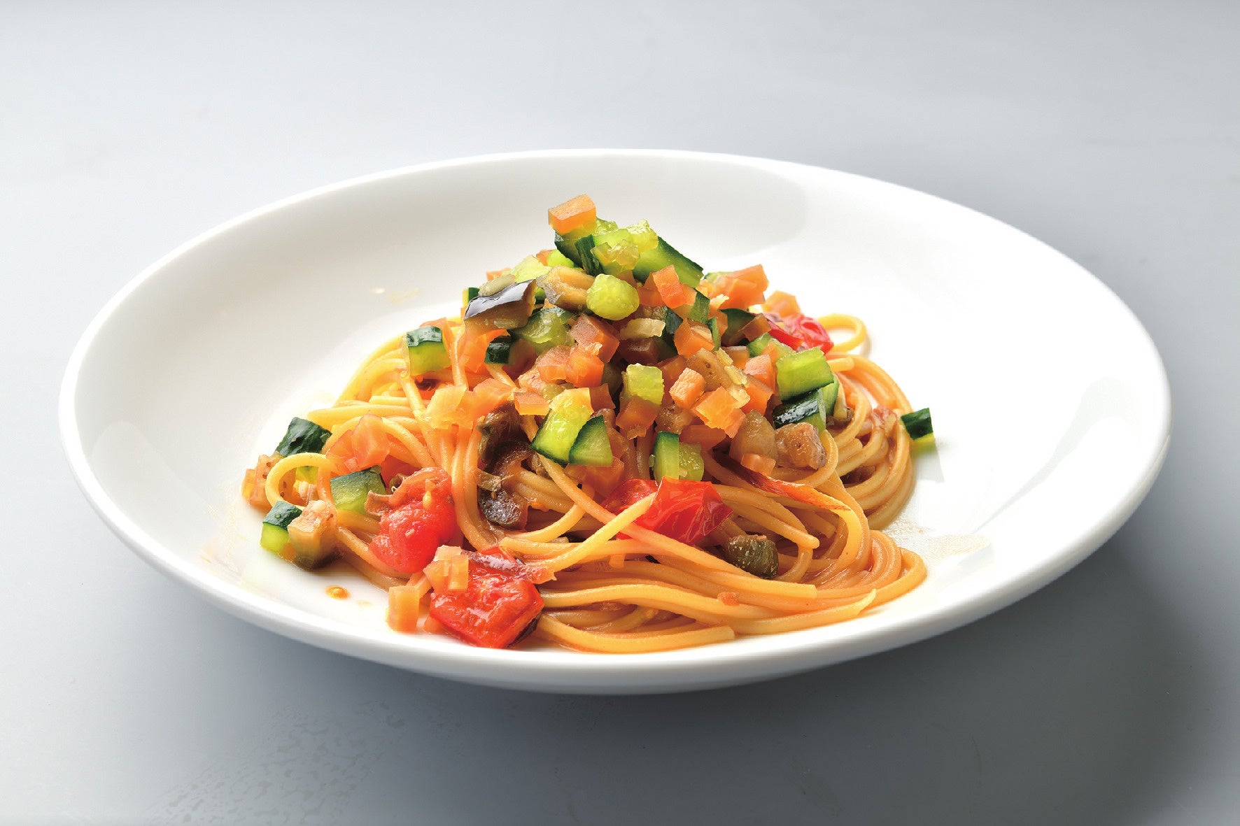 ぼたんこしょうの醤油漬けをベースに、しゃきしゃき野菜の食感も楽しめるスパゲッティー。ピリ辛が夏にピッタリ!「やたら×ぼたんこしょう×ペペロンチーノ」