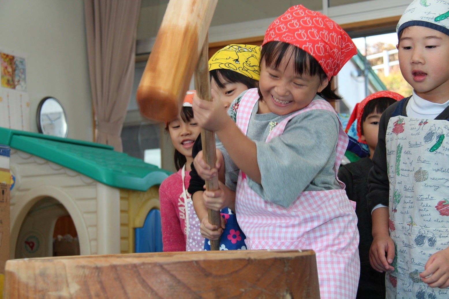 地元の子と一緒にもちつき大会