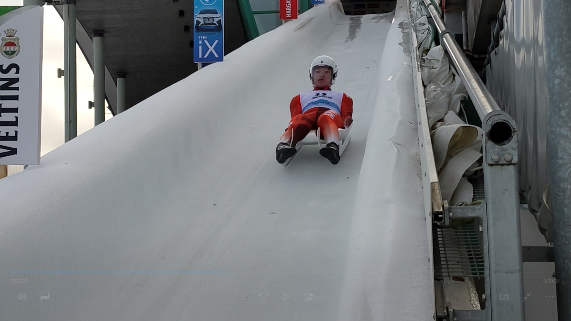 滑走中の小林選手