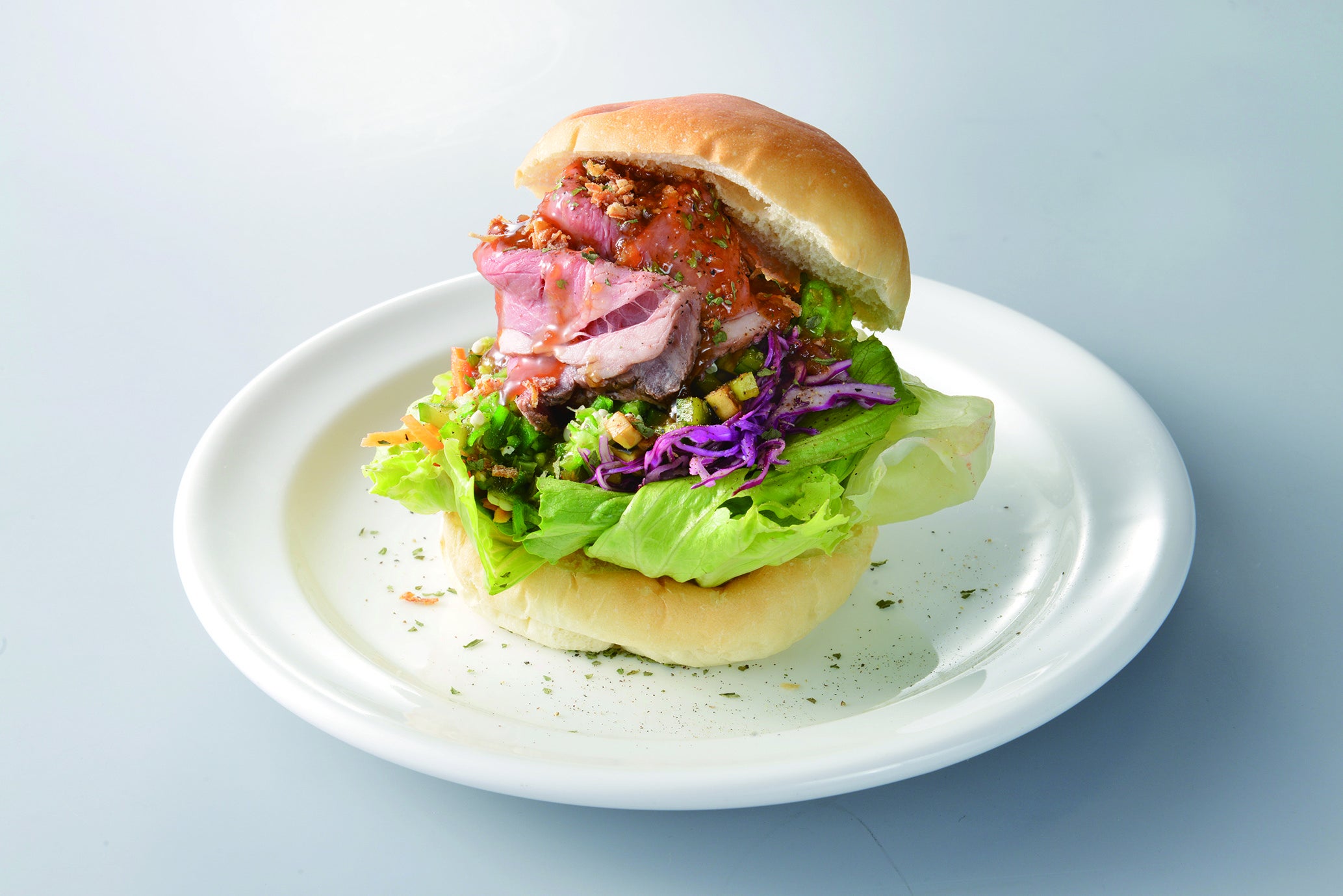 やたらを使用したさっぱりおろしソースをかけた「やたらローストビーフバーガー」