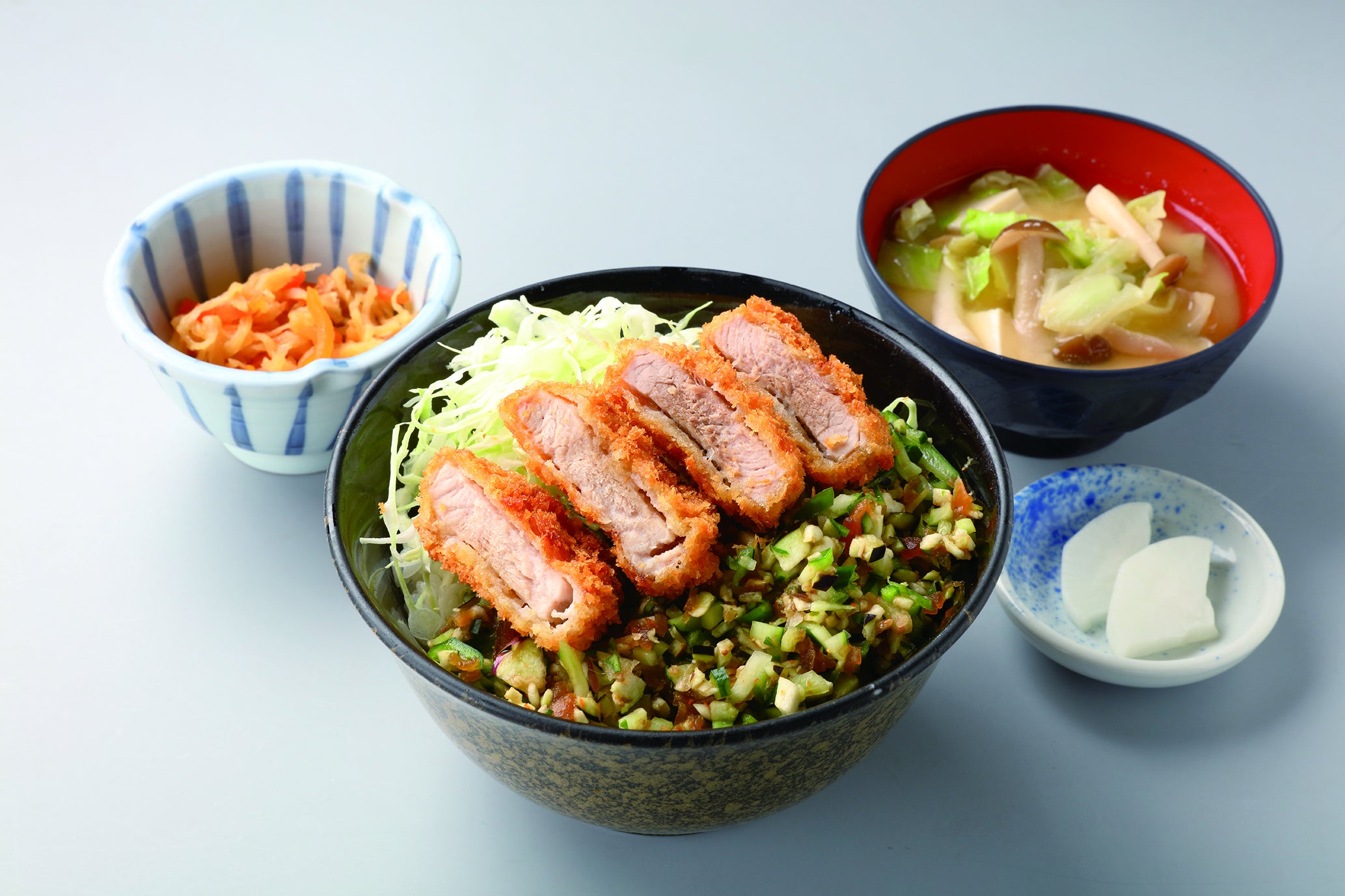 ボリュームたっぷり「元祖やたらカツ丼」