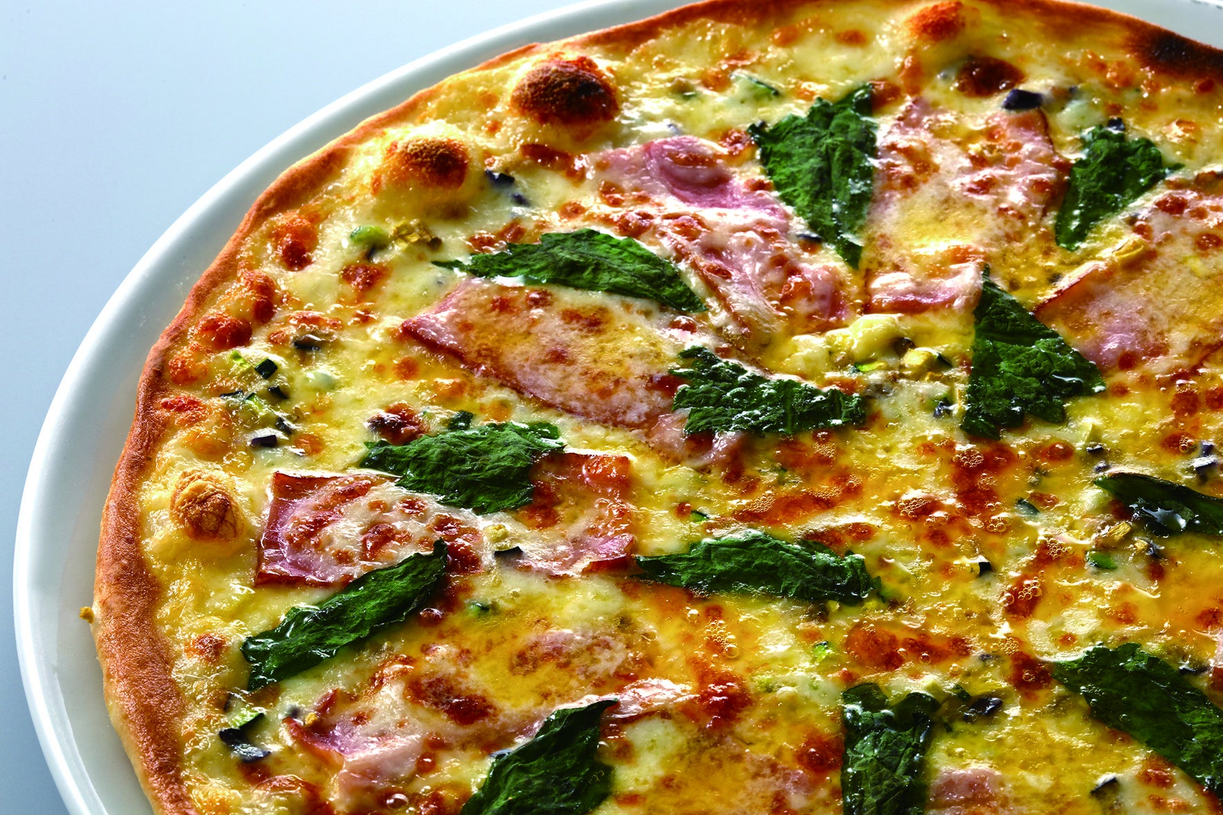 やたら、醤油、バター、チーズの組み合わせが絶妙トッピングのシソの香りもさわやかで好評。「やたらバター醤油ピザ」