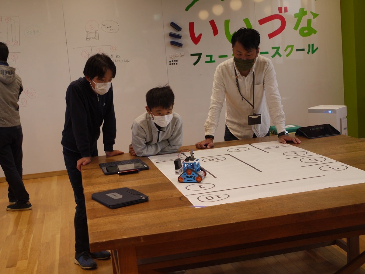 9月に実施した三水小デジタルクラブでのプログラミング学習の様子