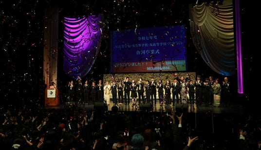 令和七年度 N高等学校・S高等学校・R高等学校、N中等部合同卒業式を大阪府で挙行 霜降り明星 粗品さん、N高卒業生・安部若菜さんが在籍するNMB48がサプライズで登場し卒業生約1万名の門出を祝福 令和七年度 N高等学校・S高等学校・R高等学校、N中等部合同卒業式を大阪府で挙行 霜降り明星 粗品さん、N高卒業生・安部若菜さんが在籍するNMB48がサプライズで登場し卒業生約1万名の門出を祝福