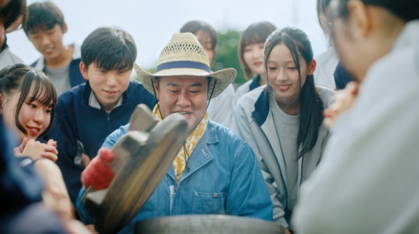 とにかく明るい安村さんが農作業着で稲刈り N高グループの新TVCM第2弾「稲刈り体験」篇が10月24日(土)から放送開始