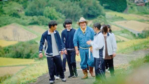 とにかく明るい安村さんが農作業着で稲刈り N高グループの新TVCM第2弾「稲刈り体験」篇が10月24日(土)から放送開始