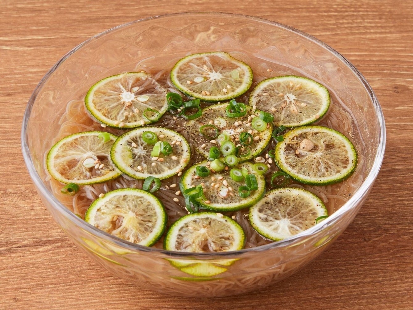 スダチが敷き詰められた冷麺