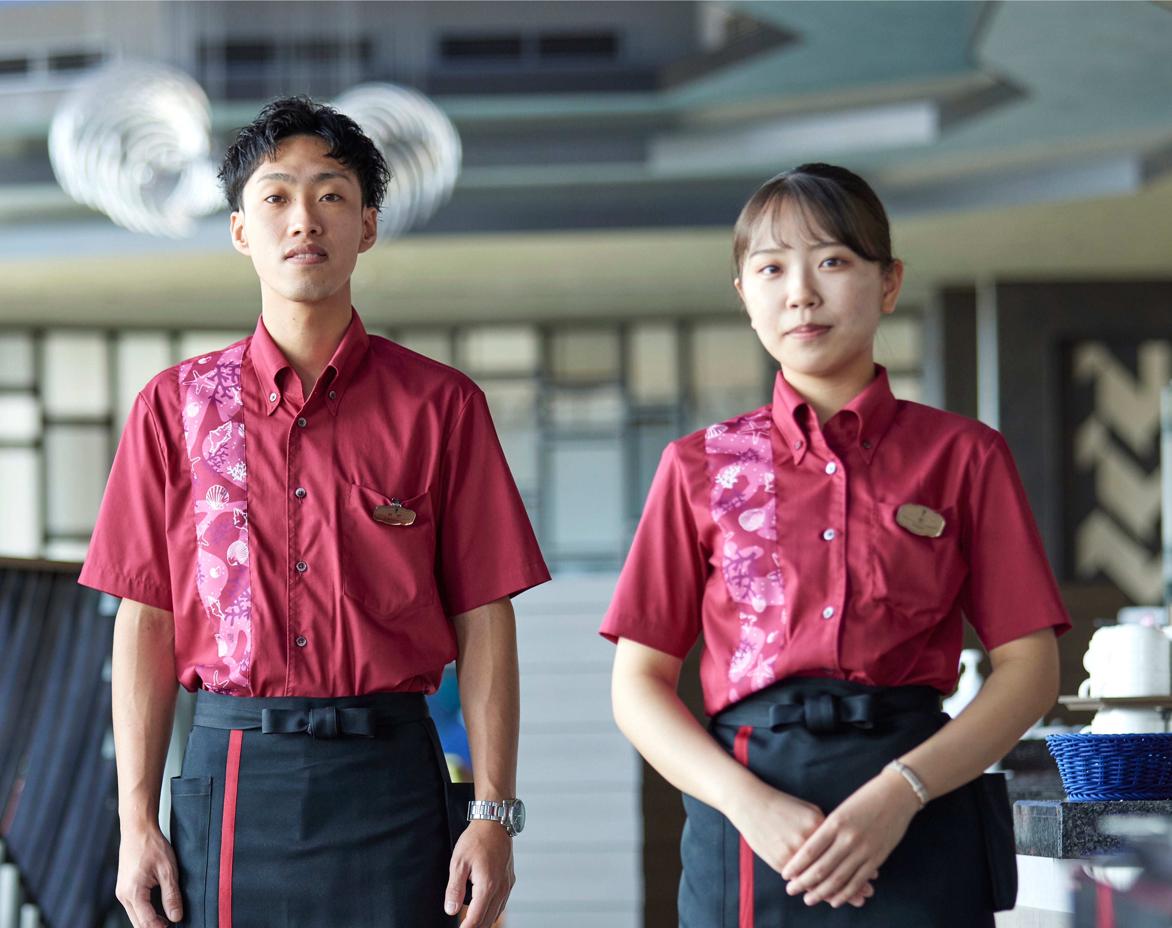 レストラン夏用のシャツスタイル。コーラルテーブルにあわせて珊瑚のモチーフを用いたオリジナル柄を使用。