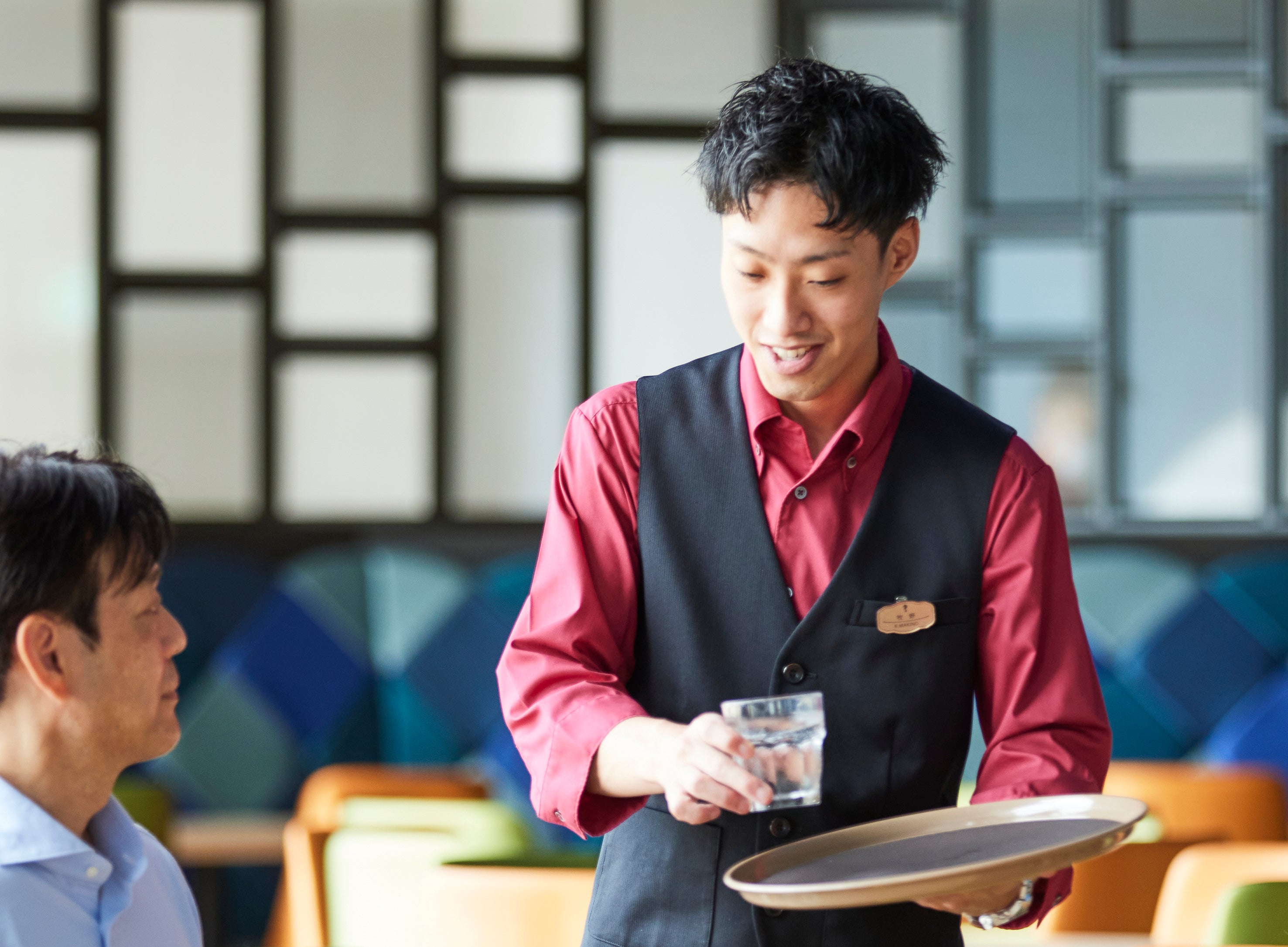 レストラン秋冬用のベストスタイル。ベストにもストレッチ素材を使用して動きやすさを追求。