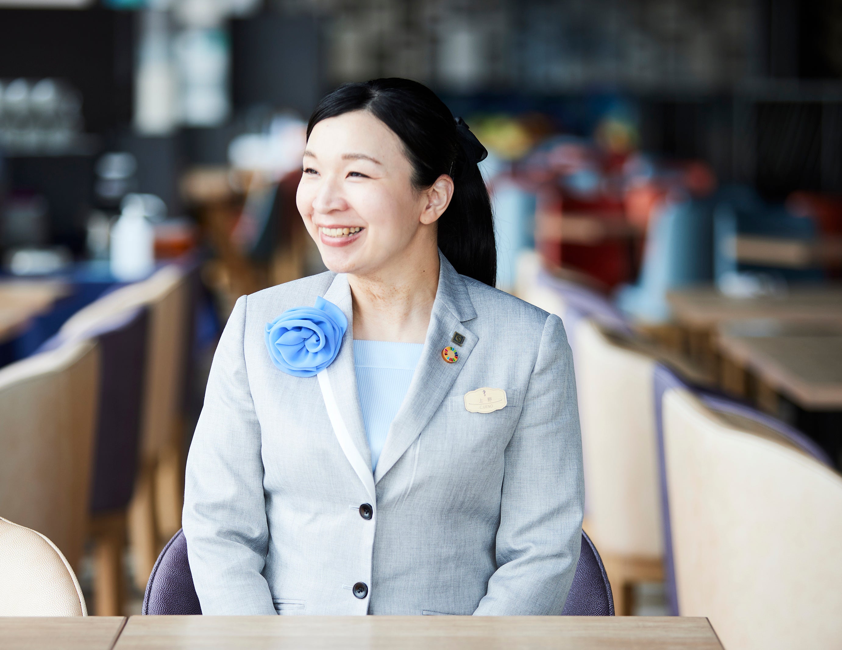 コサージュやポケットチーフなどの小物で役職を識別できる仕組み。