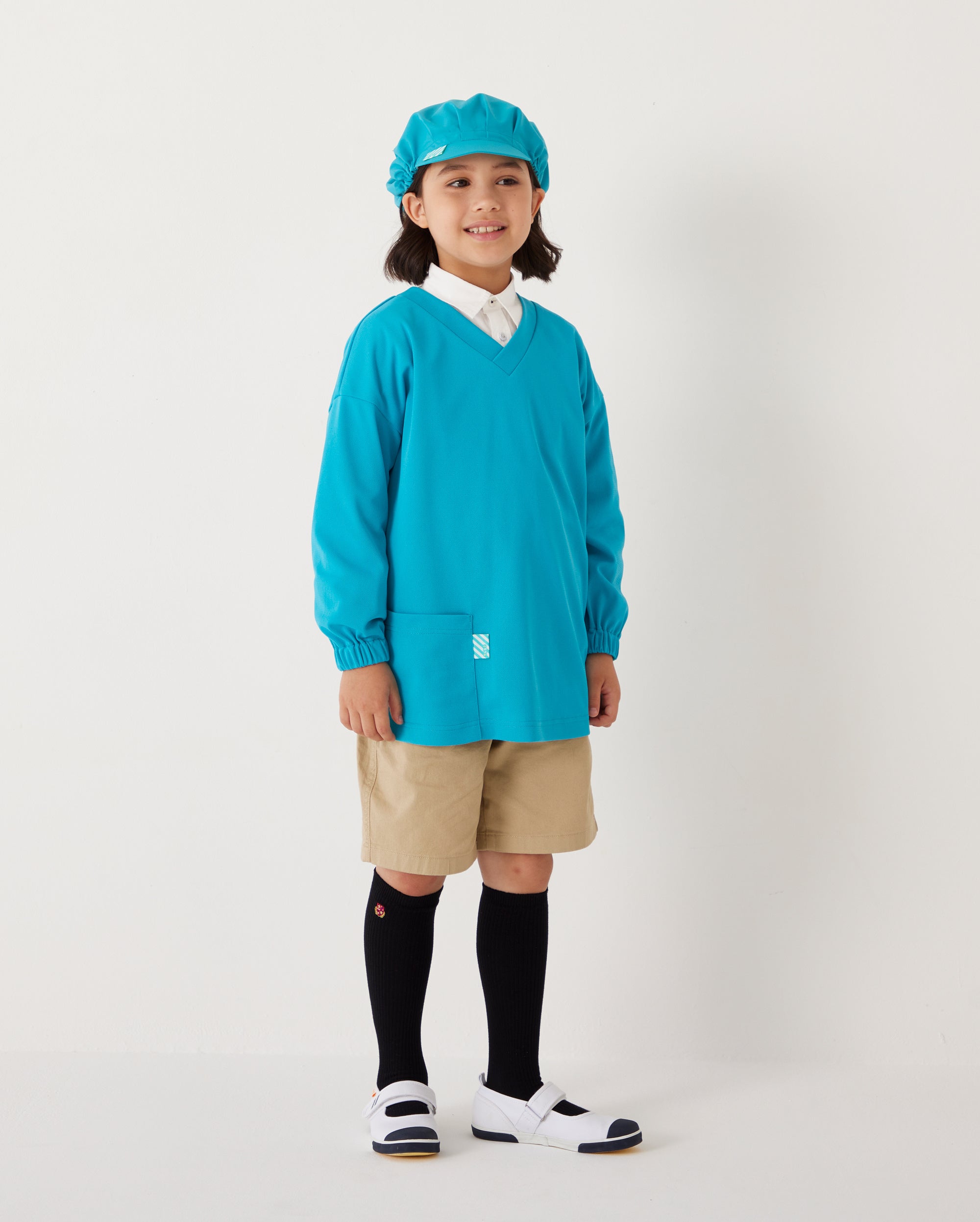 被るだけで簡単に着ることができる新しい給食衣