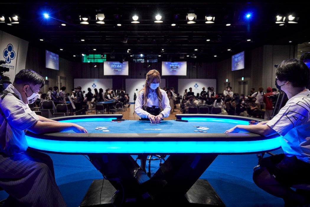 優勝したOHIRUさん（右）と準優勝の楽大さん（左）